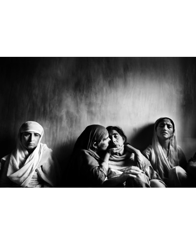 Women of Kashmir by Giulio Di Sturco| Photomakers